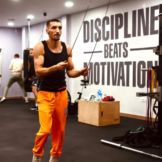 Trening u gardu ispred zida sa natpisom o disciplini