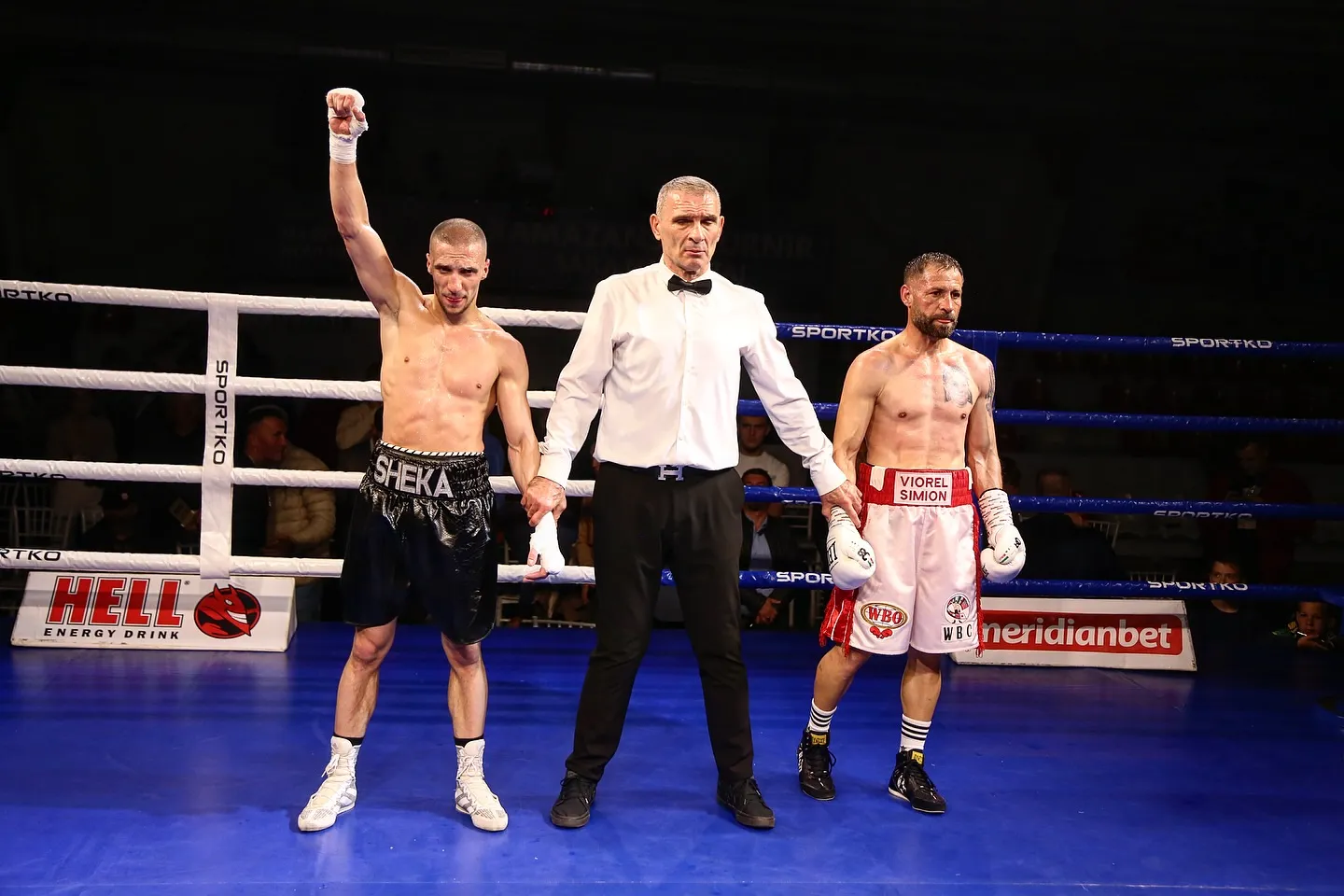 Sudija podiže ruku Šerifu Gurdijeljcu posle pobede na Pazar Boxing Night